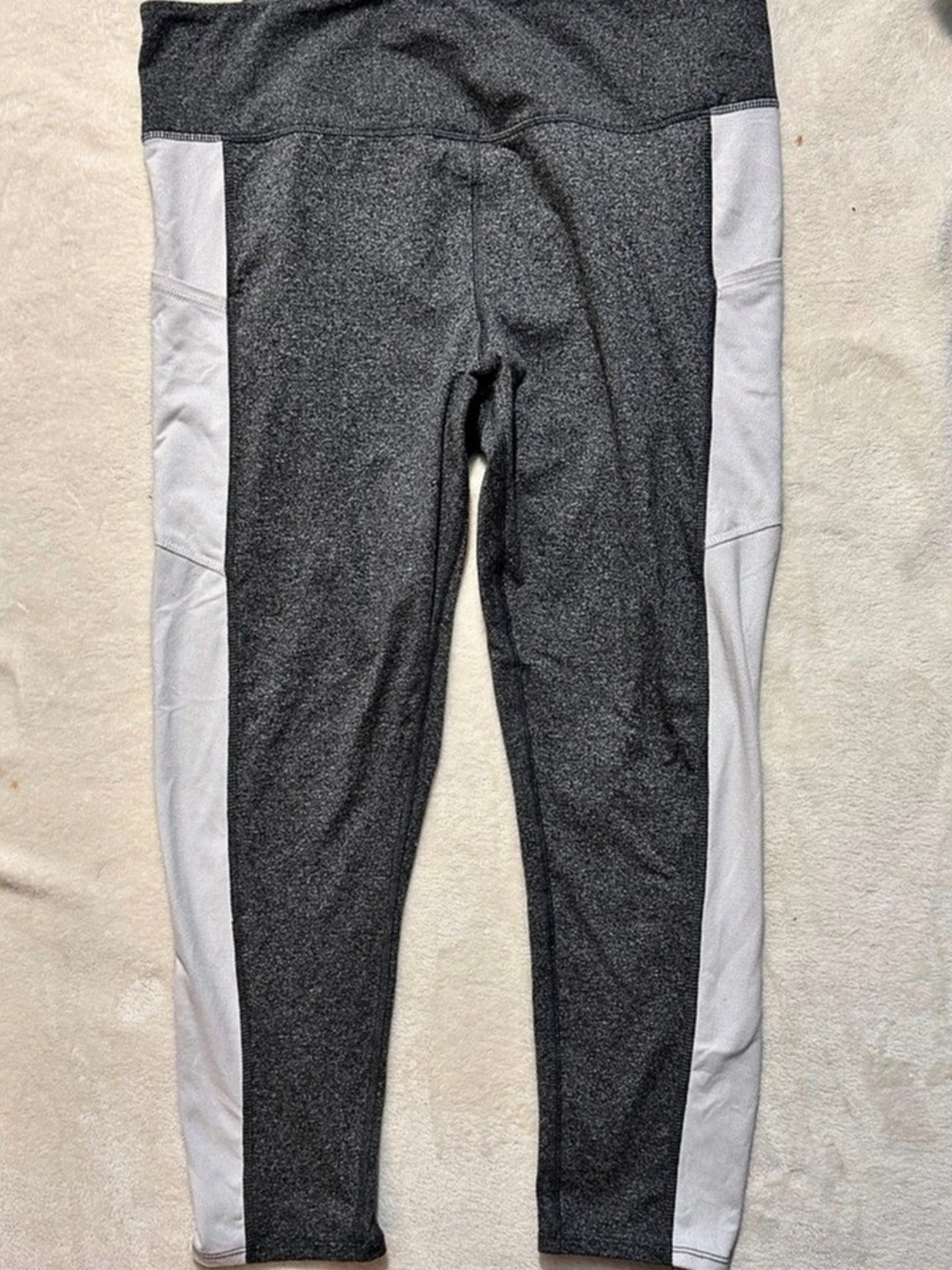 SO Gray & White Athletic Leggings Size XL